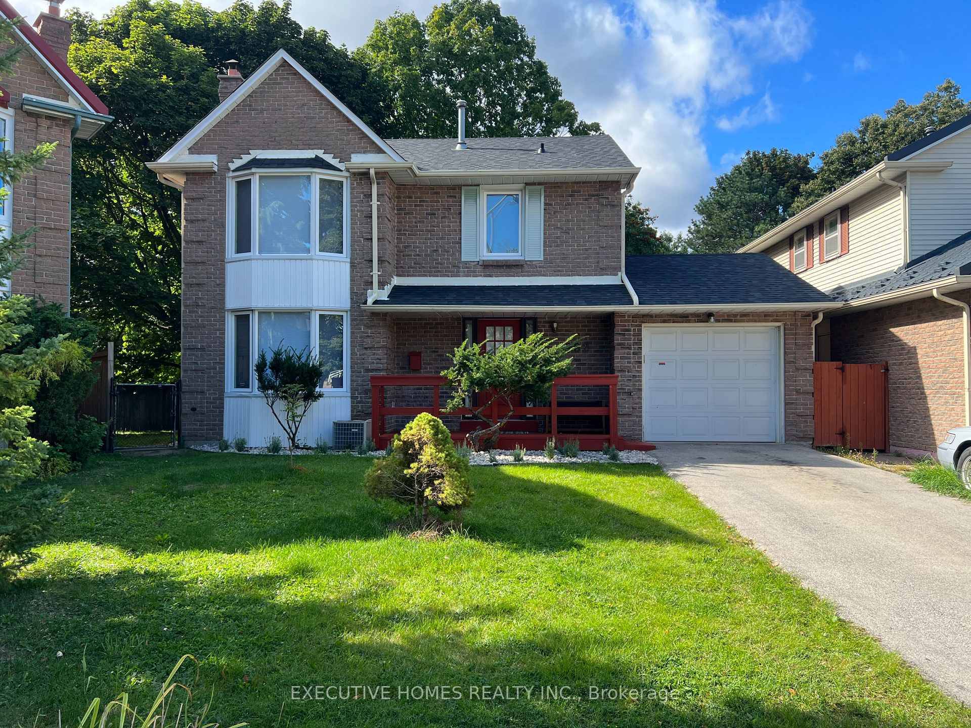 Fantastic rental opportunity in prestigious Lorne Park !