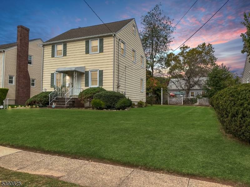 Move in Ready Colonial w 3 Bedrooms Updated Features !