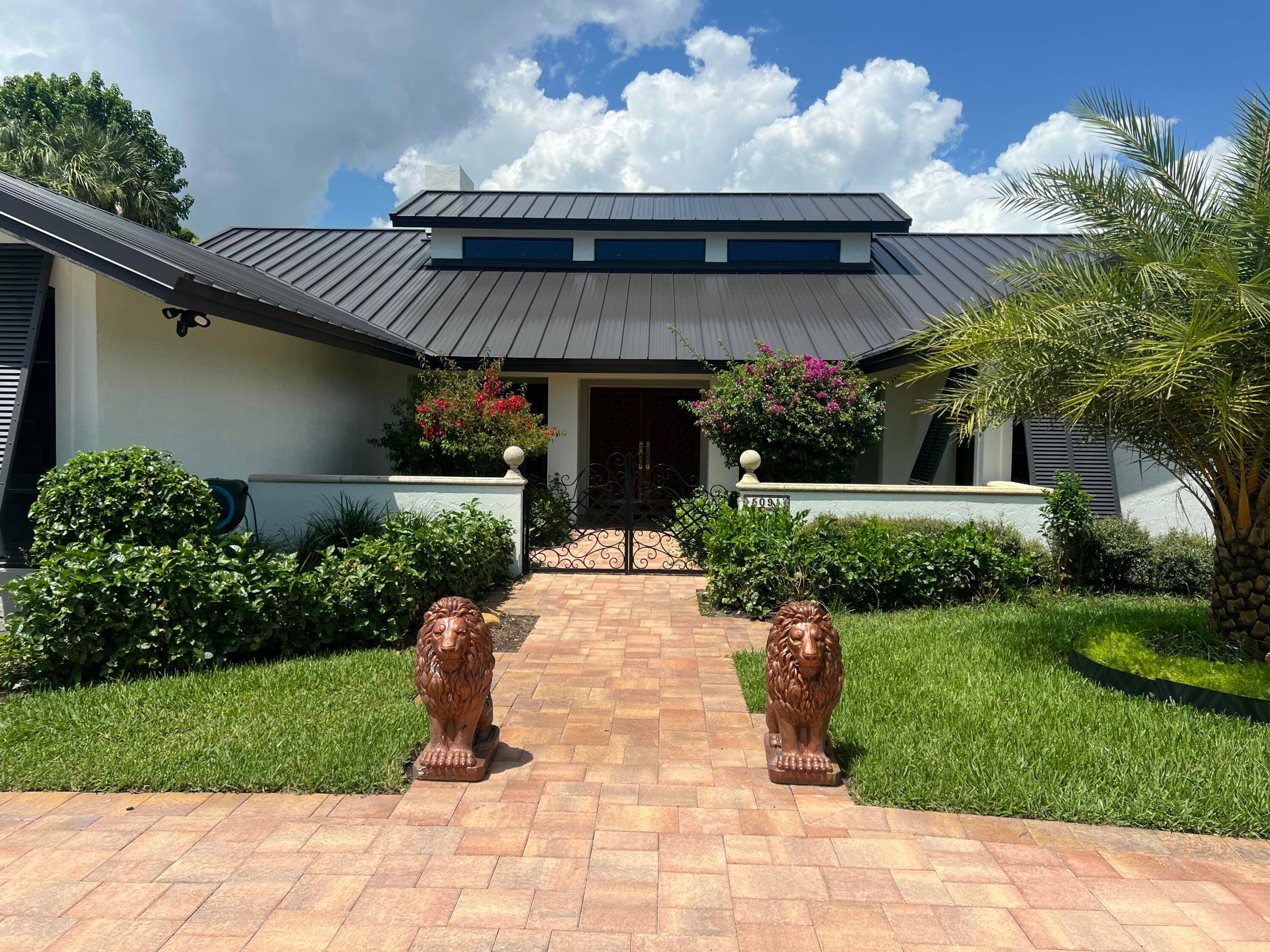 Rarely available rental in Mariner Sands !