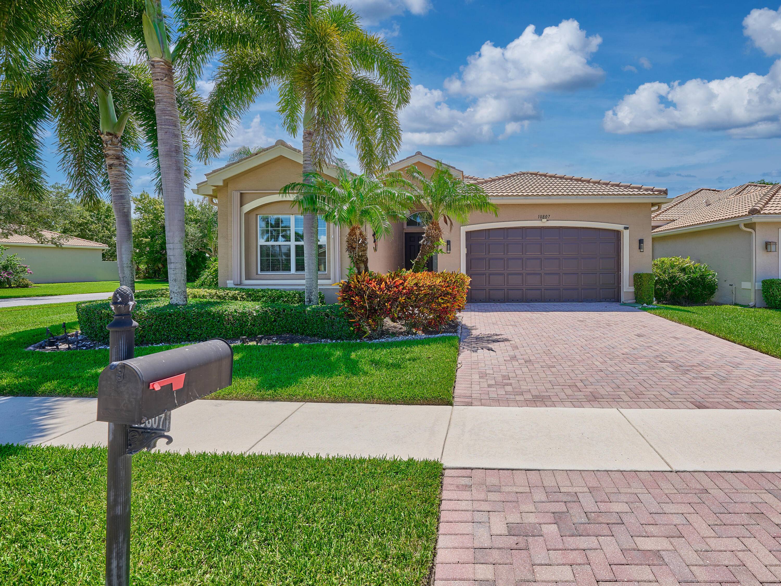 Pristine Atlantic Grand Model Just Steps from the Clubhouse !