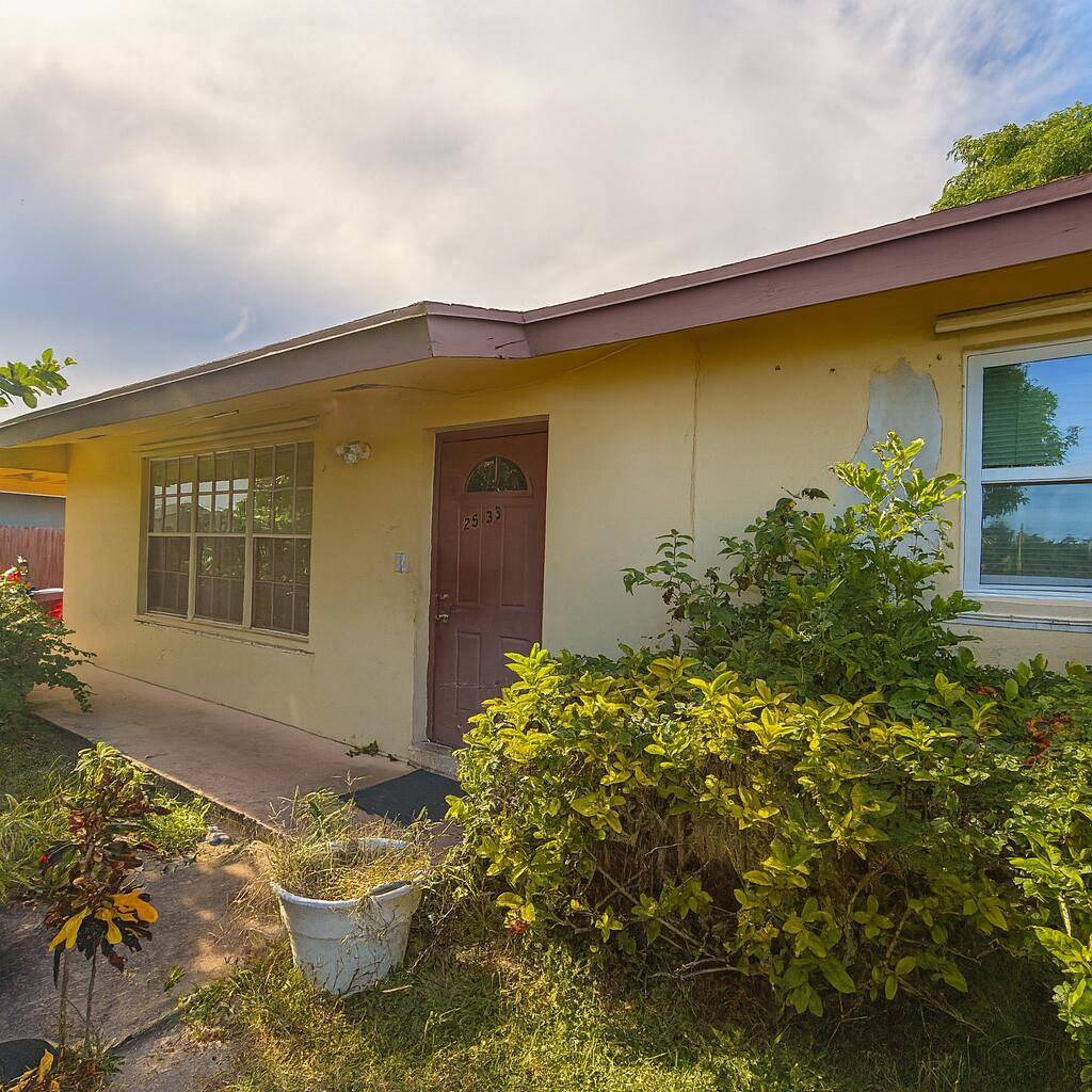 For Rent Spacious 6 Bedroom Home No HOA !