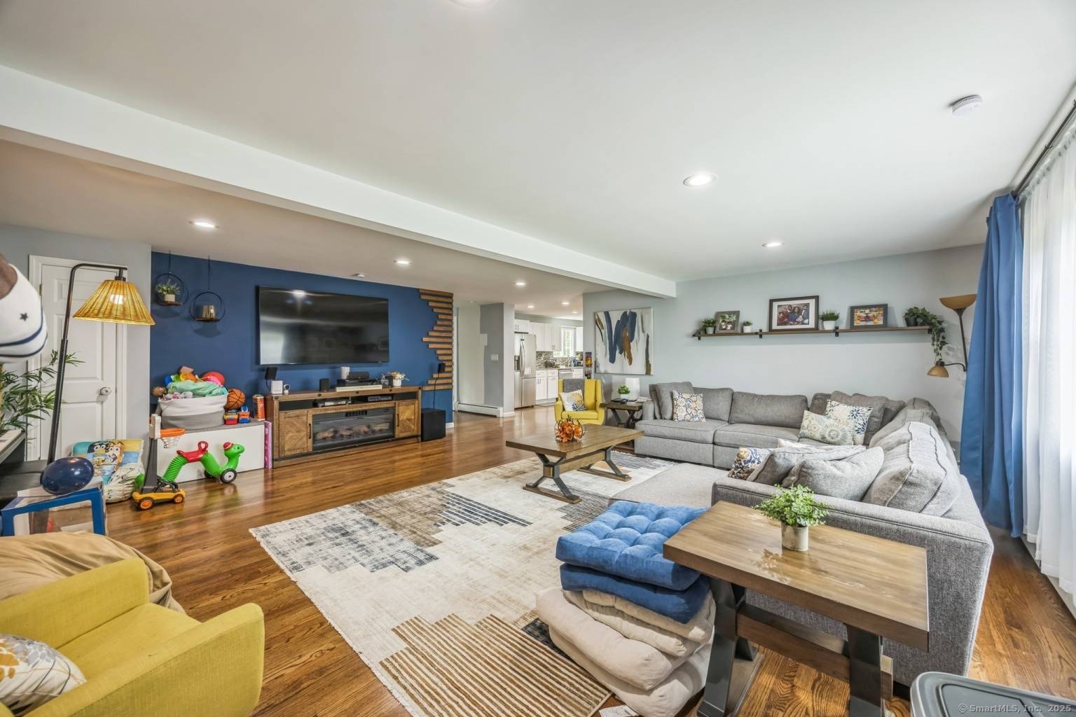 Beautiful 5 Bedroom Home in a Quiet Cul de Sac Move In Ready !