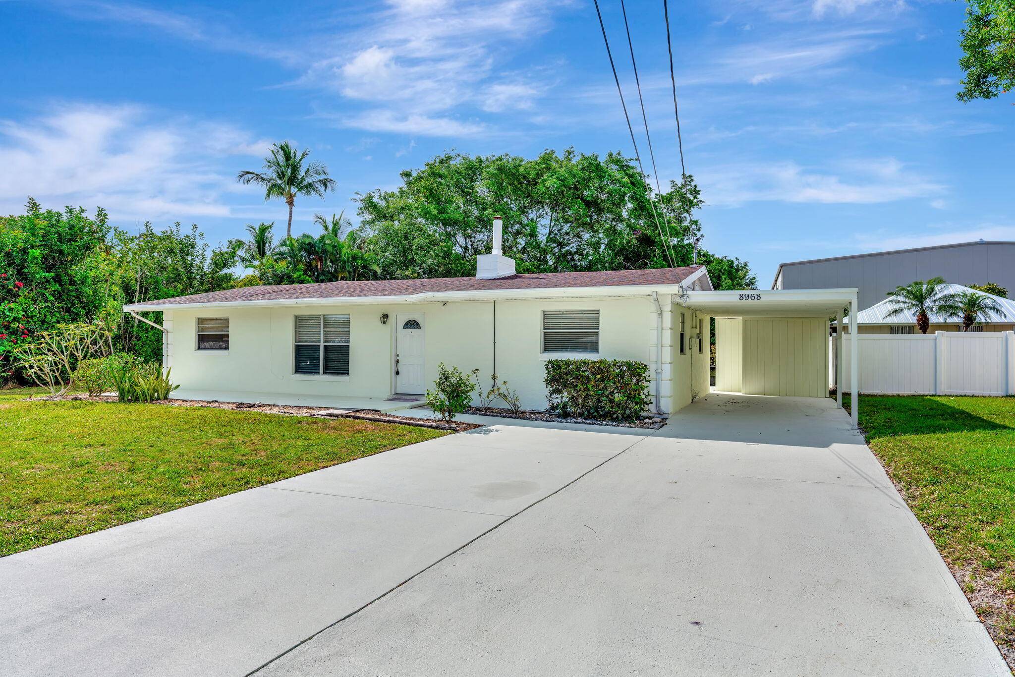 Coastal Charm Meets Convenience in Hobe Sound This beautifully updated 3 bedroom, 2 bathroom single family home in Hobe Sound offers the perfect blend of coastal living and everyday comfort.