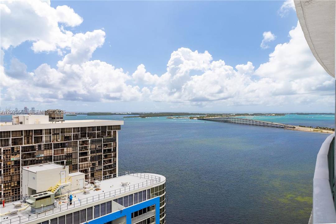 Beautifully remodeled unit 1 bedroom 1 bathroom in Skyline at Brickell with stunning city and bay views.