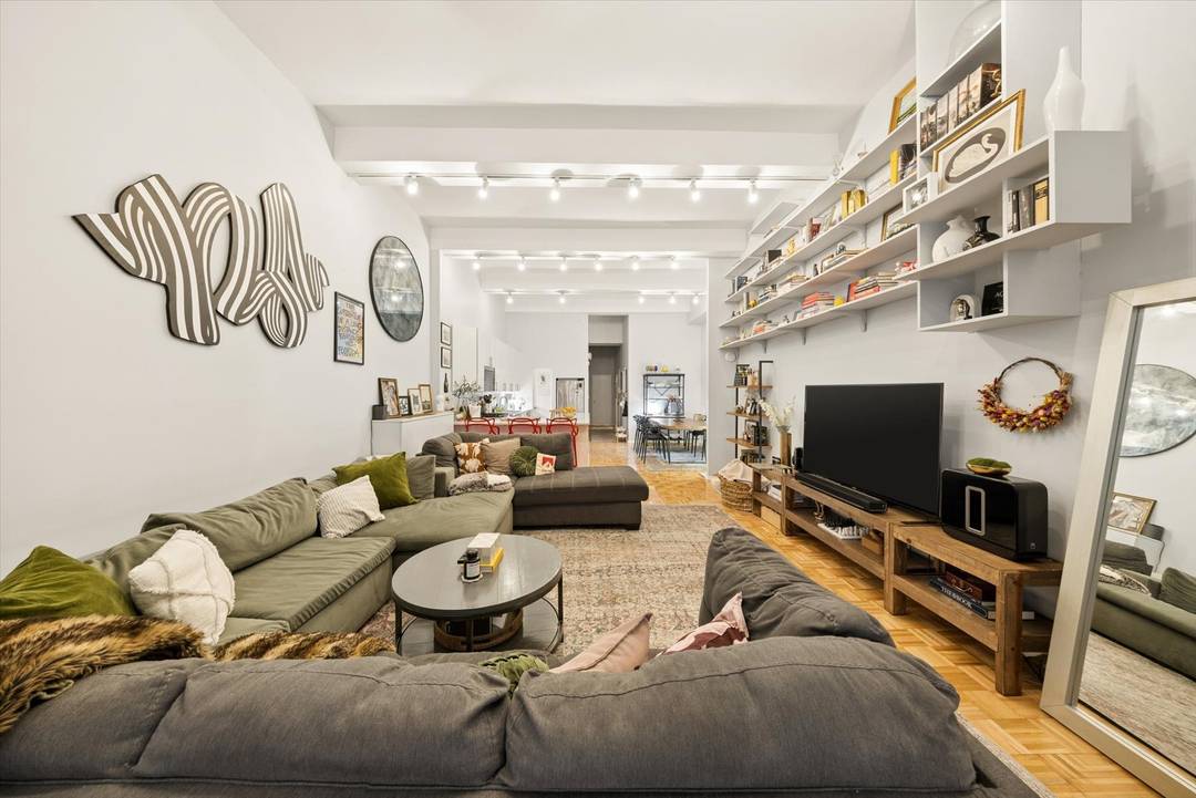 Rare Spacious Convertible 2 Bed Loft with Abundant Storage !