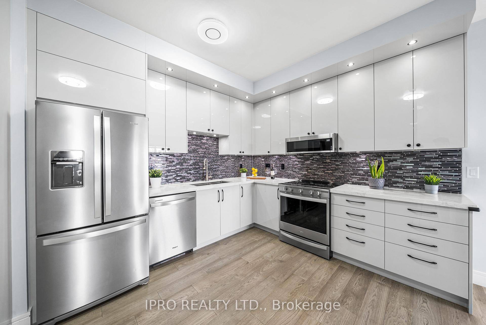 Stunning, Fully Renovated Corner Suite in Prime Mississauga Location !