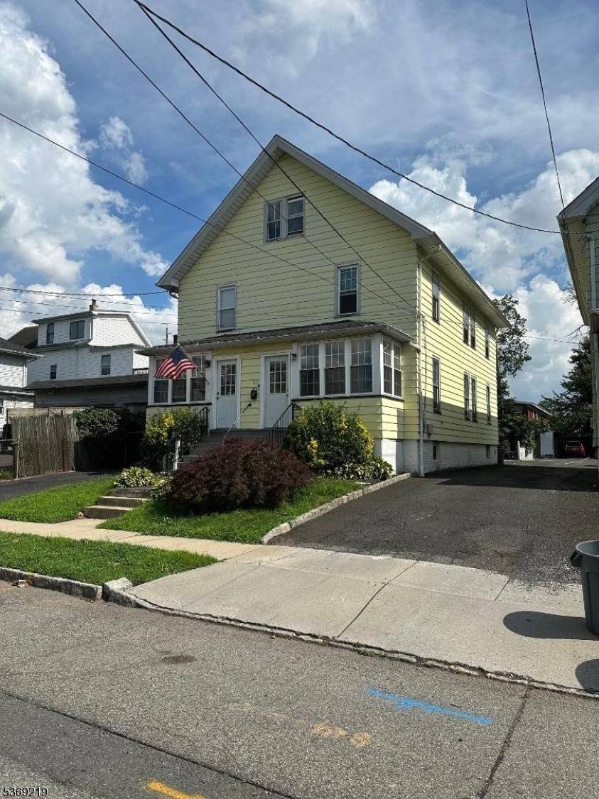 BACK ON THE MARKET buyer could not perform Spacious turnkey duplex with investment potential.