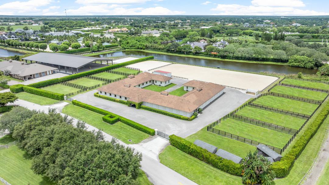Spectacular location in Grand Prix Village close to WEF and the new show grounds.