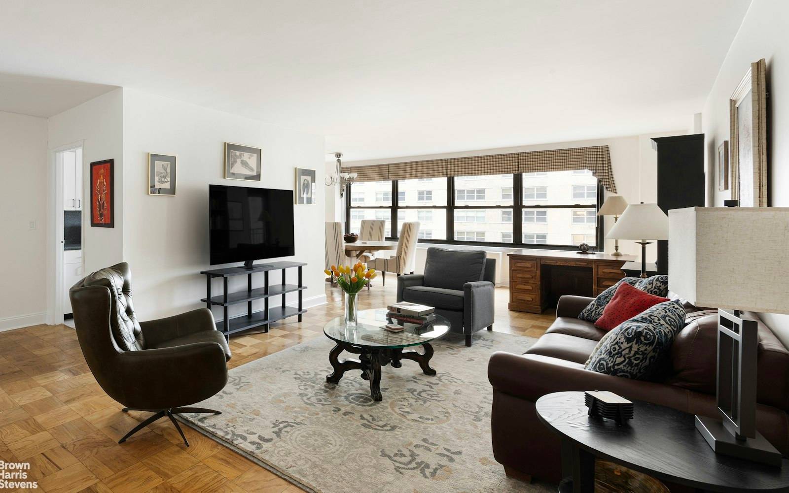 LARGE ONE BEDROOM CONVERTIBLE TO 2 BEDROOM This is the largest of the one bedroom apartments in all of Lincoln Towers nearly 1, 000 square feet of living space not ...