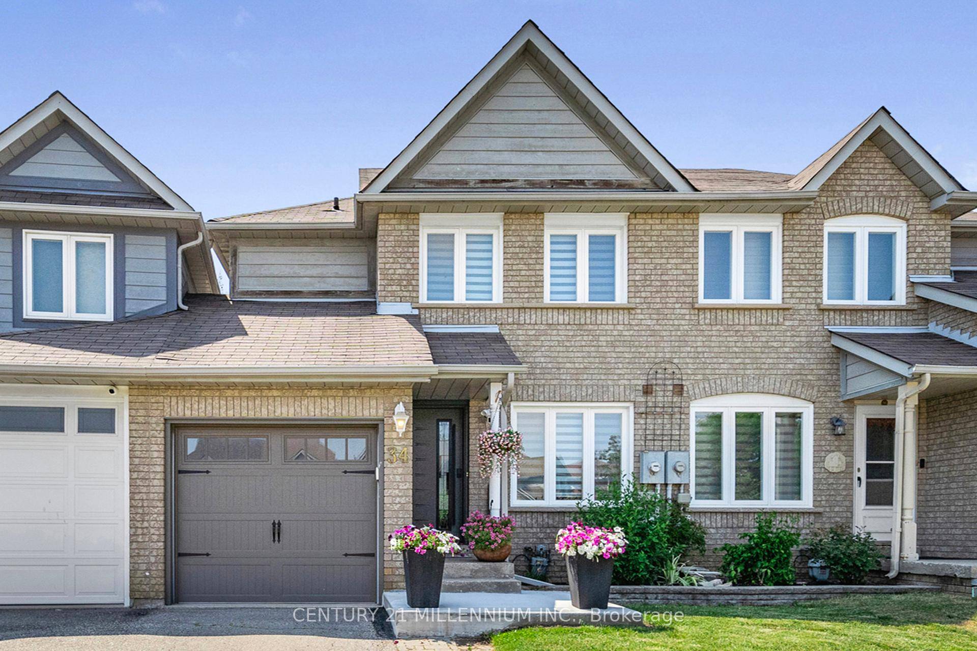 Beautiful 3 Bedroom Freehold Townhouse In Popular Valleywood !