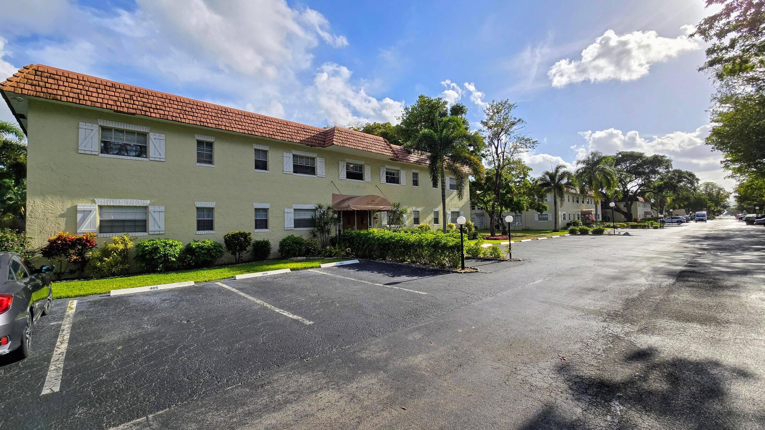 Fully furnished 1BR 1BA condo in The Meadows, a 55 community in Margate.