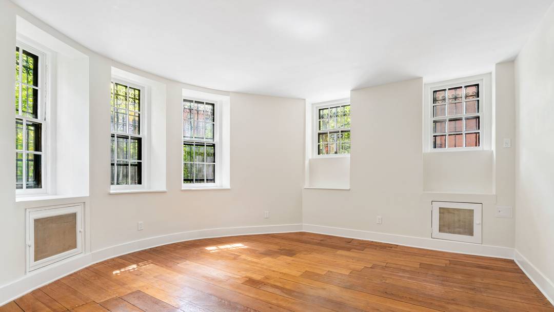 Entrance at 51 Pierrepont Street for this Maisonette 1 Bedroom apartment on the corner of Pierrepont and Hicks Streets, located in the Florence Court co operative at 187 Hicks Street.