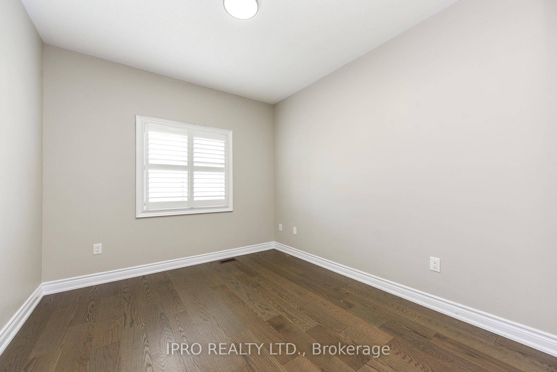 Immediately available, Absolutely Gorgeous Upgraded Double Door Entry Detached in A HighlyDesirable Community Of Milton, 4 Br Detached with 3 Full Washrooms With Standing GlassShower Hardwood Floor through out NO ...