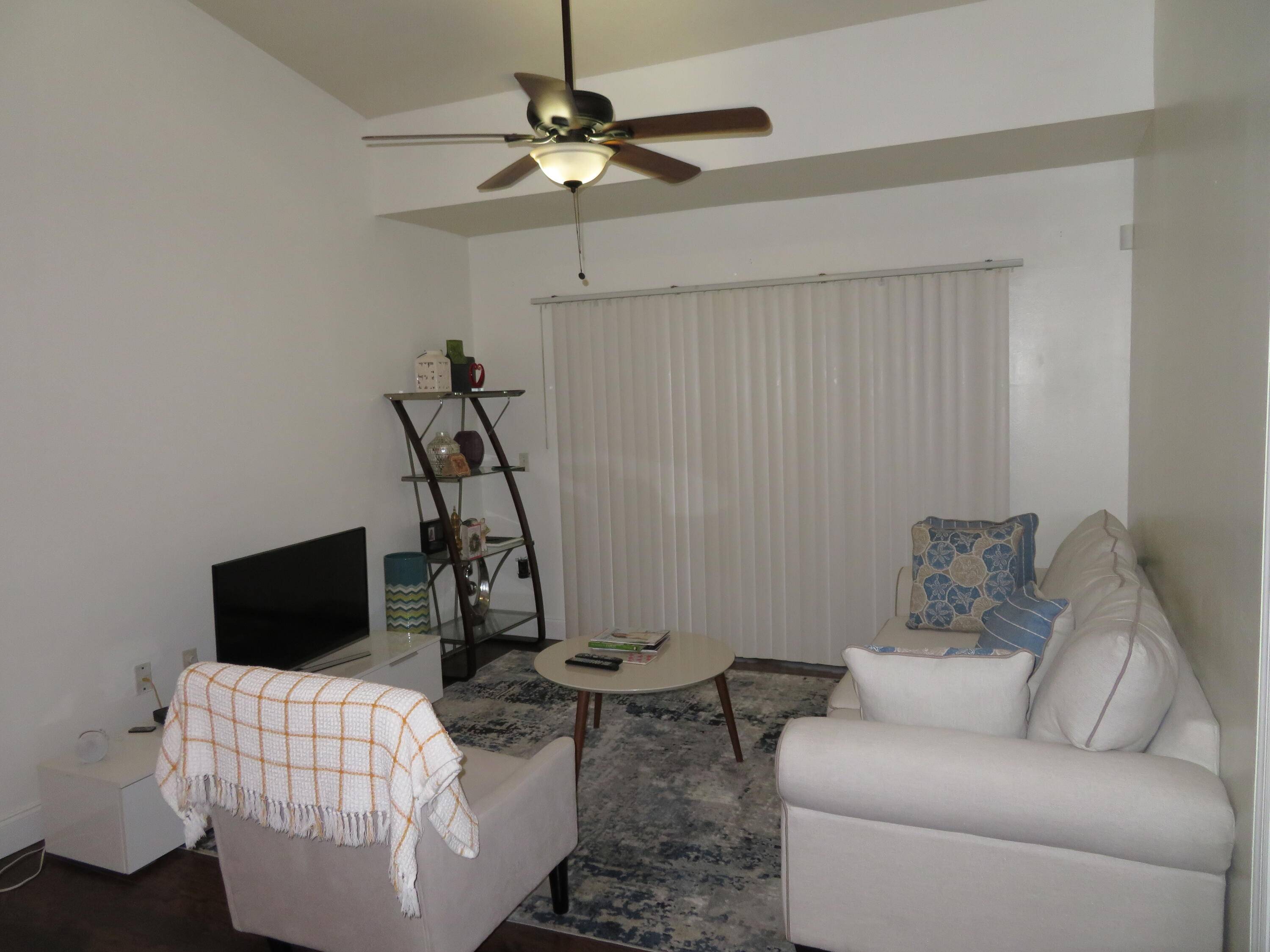 Charming 2 Bedroom, 2 Bath Corner Unit in West Palm Beach !