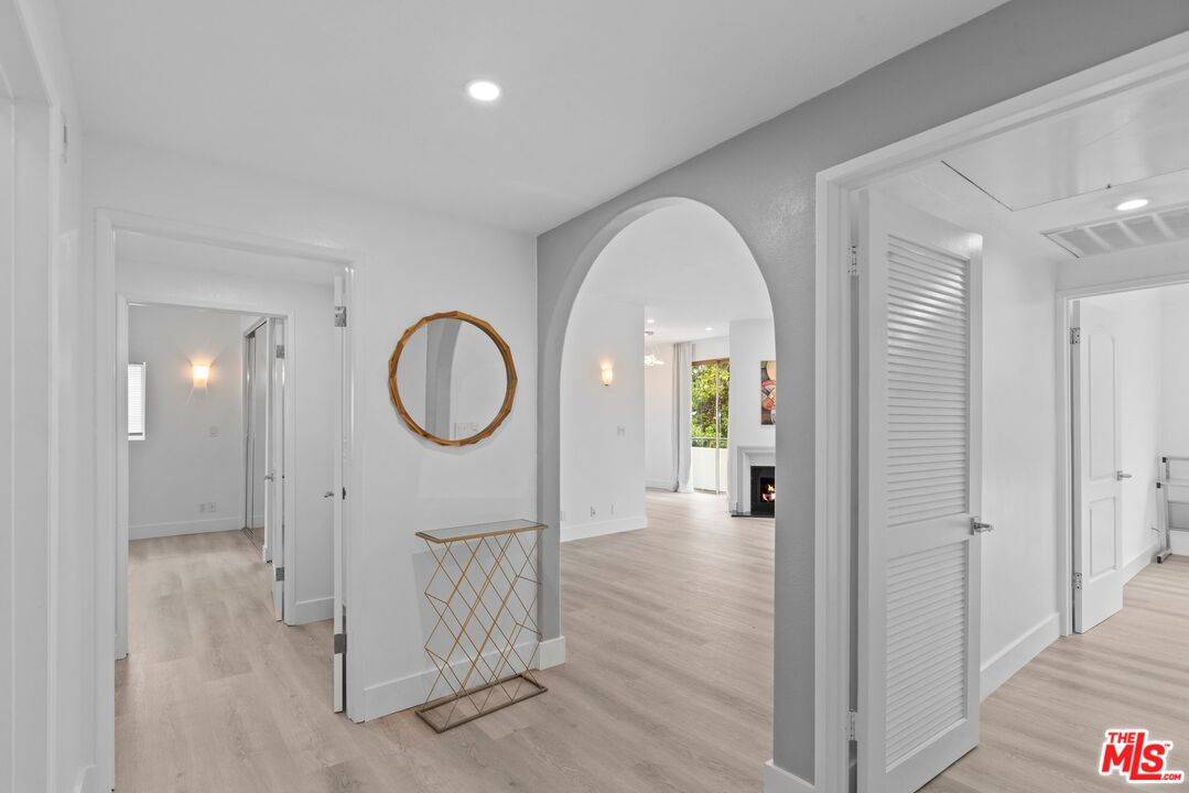 1136  S Shenandoah St 2BR Beverlywood La