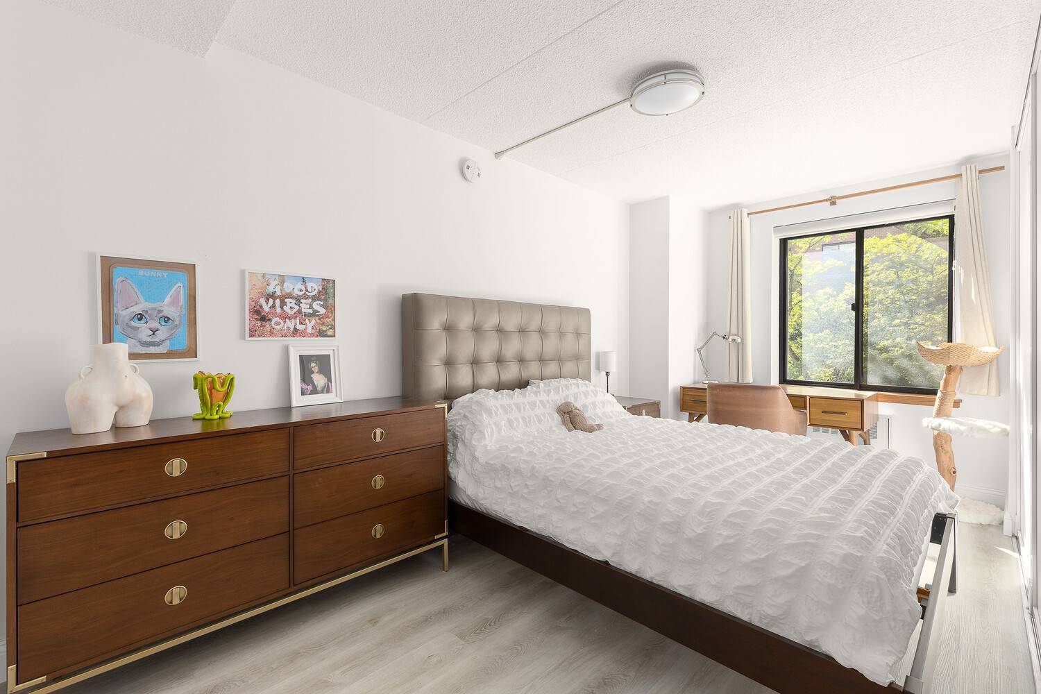 Welcome to this beautifully updated alcove studio, ideally located in the heart of Battery Park City.