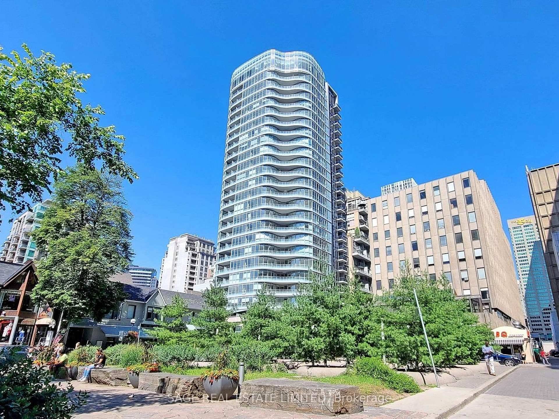 Sophisticated Corner Suite in the Heart of Yorkville.