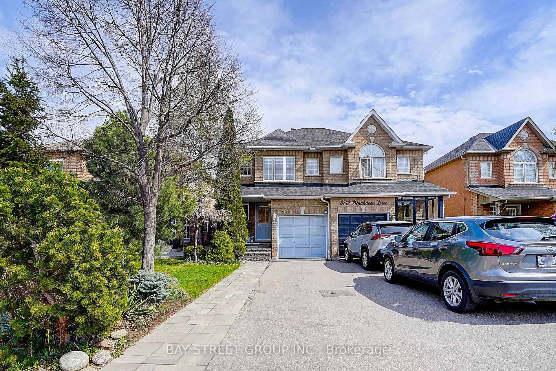 Beautiful And Bright Open Concept Home On A Quiet Street.