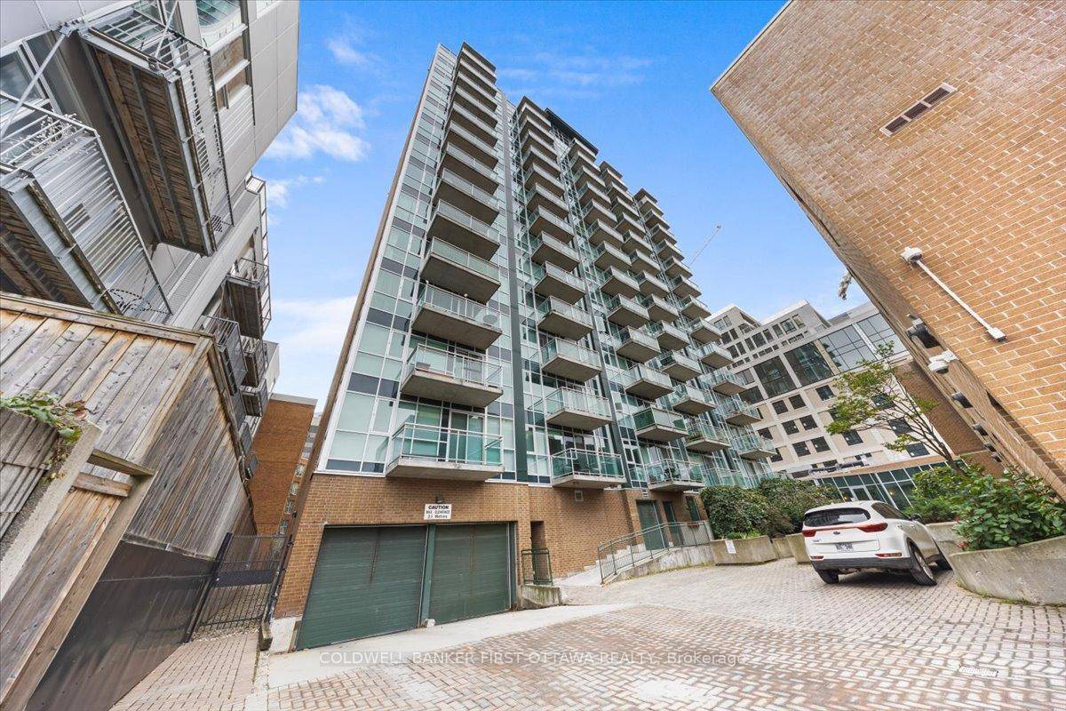 Experience urban living at its finest in this stunning corner unit, ideally situated in the heart of Ottawas vibrant ByWard Market.