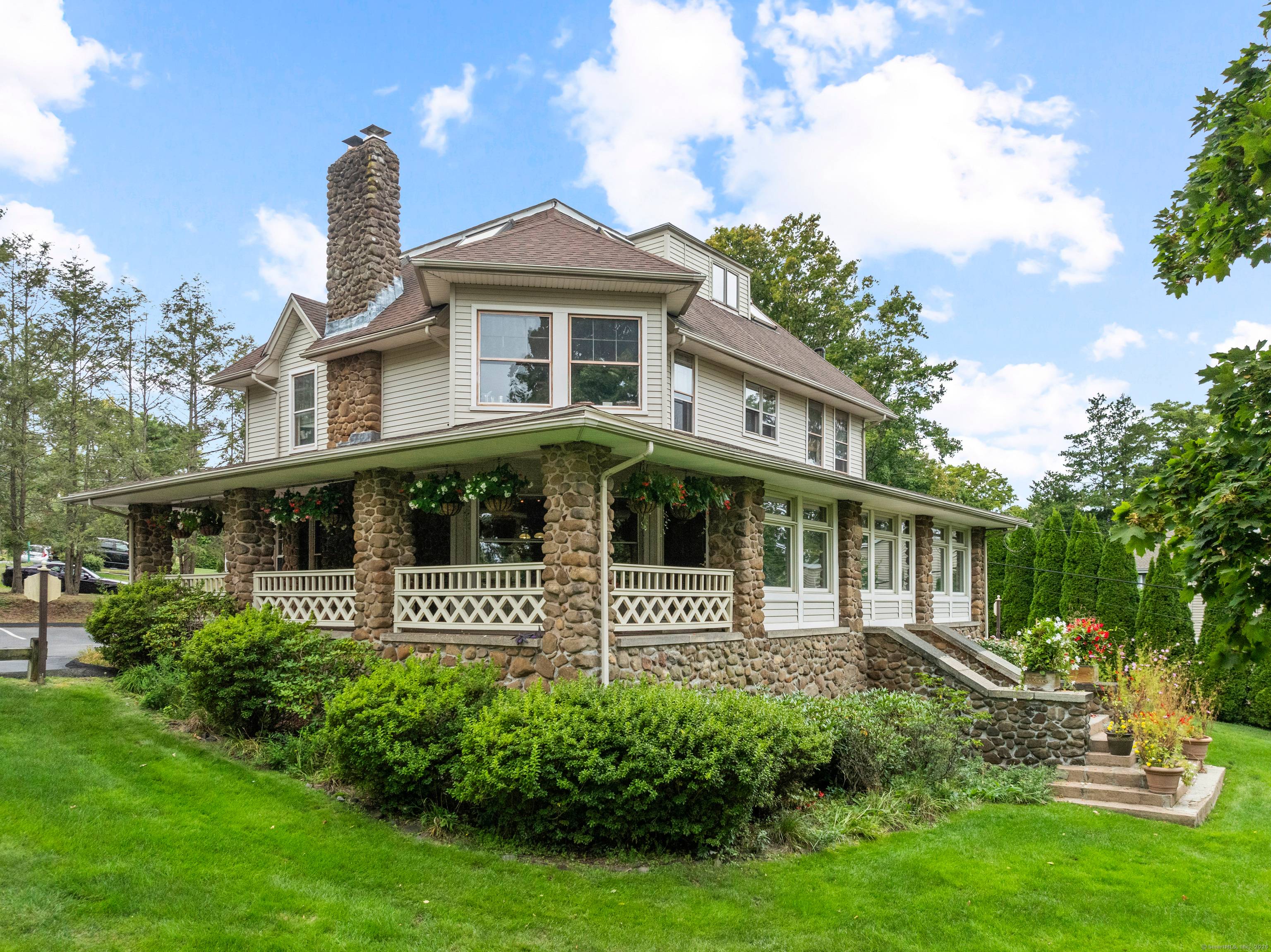 NEW CONSTRUCTION ! ! Step into an extraordinary space that has just been renovated, offering over 2150 sqft, with 5 bedrooms, 3 full brand new bathrooms, a stunning new kitchen ...