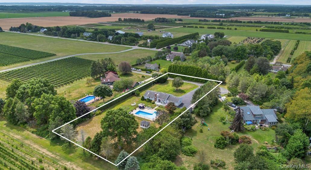 Idyllic vineyard views, feel like you're on vacation all year !