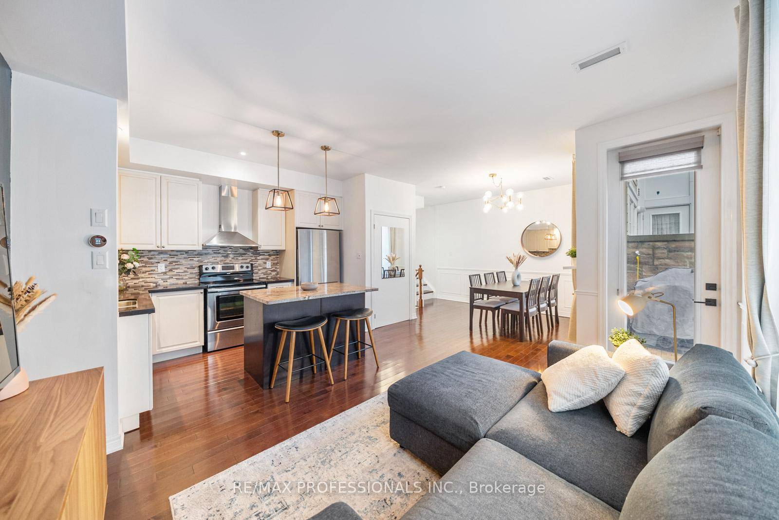 Here's Your Chance to Own a Charming amp ; Upgraded Stonewater Townhome at the Etobicoke Mississauga Border !