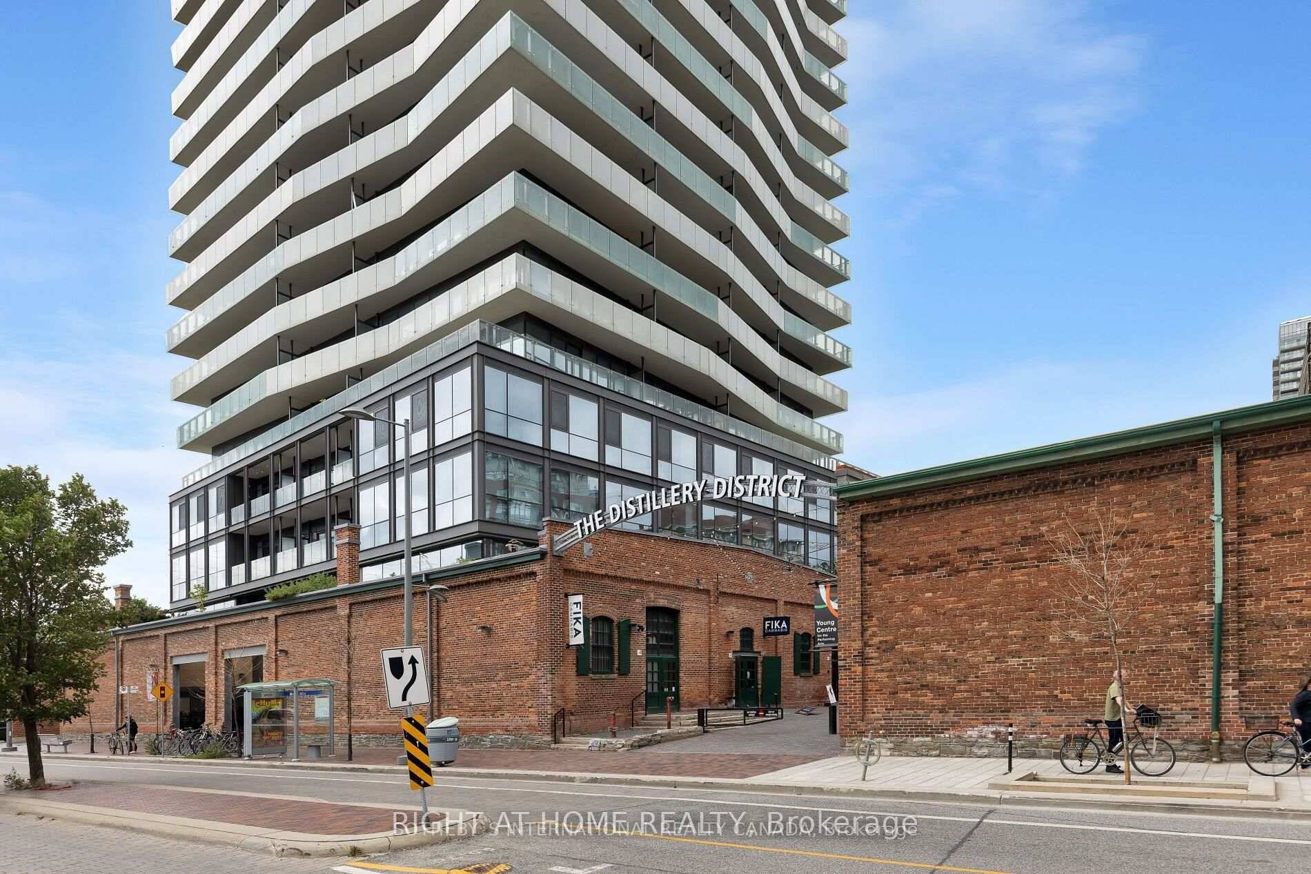Experience the best of city living in this beautiful 2 bedroom, 2 bathroom corner unit with clear views of the lake.