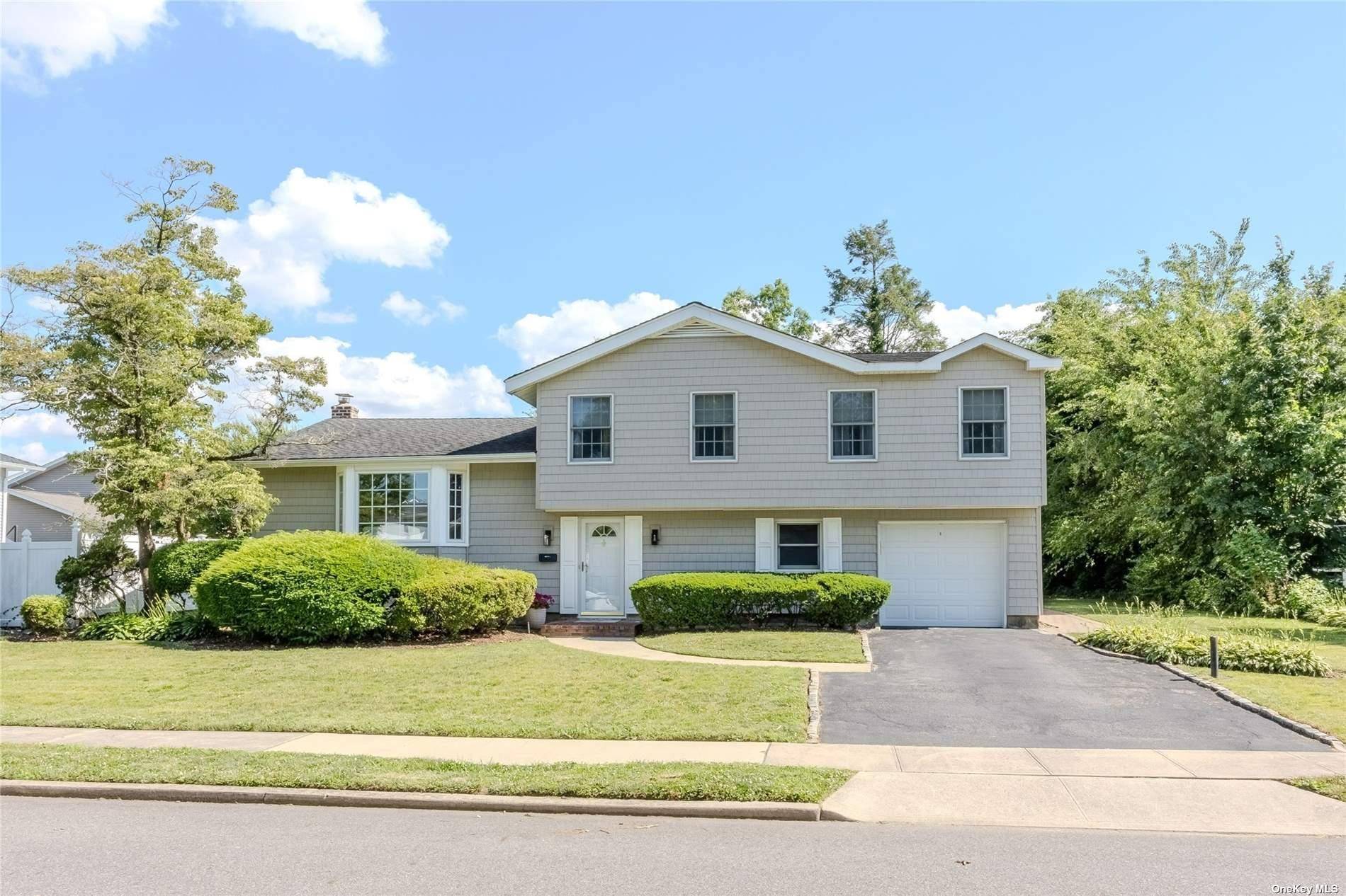 Welcome to 3 Chemung ! This expanded Sutton split home, located in highly sought after West Birchwood, is very well maintained and move in ready with a beautiful extension that ...