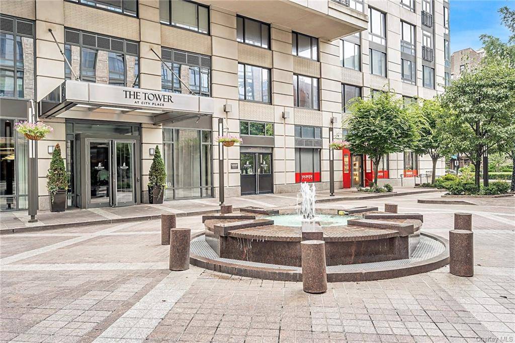 Rent in the luxurious city like living at Tower at City Place.