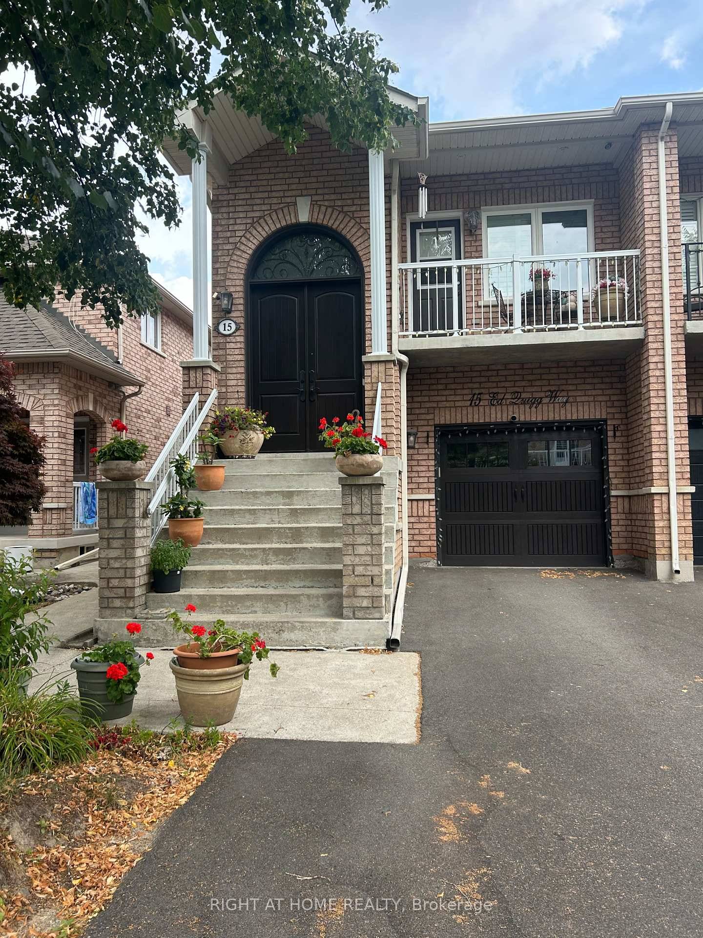Beautiful spacious apartment on the main floor of a raised bungalow in Sonoma Heights !