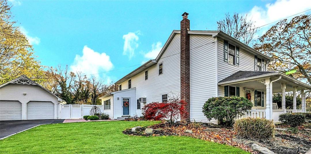 This house has over 2, 700 square feet of living space !