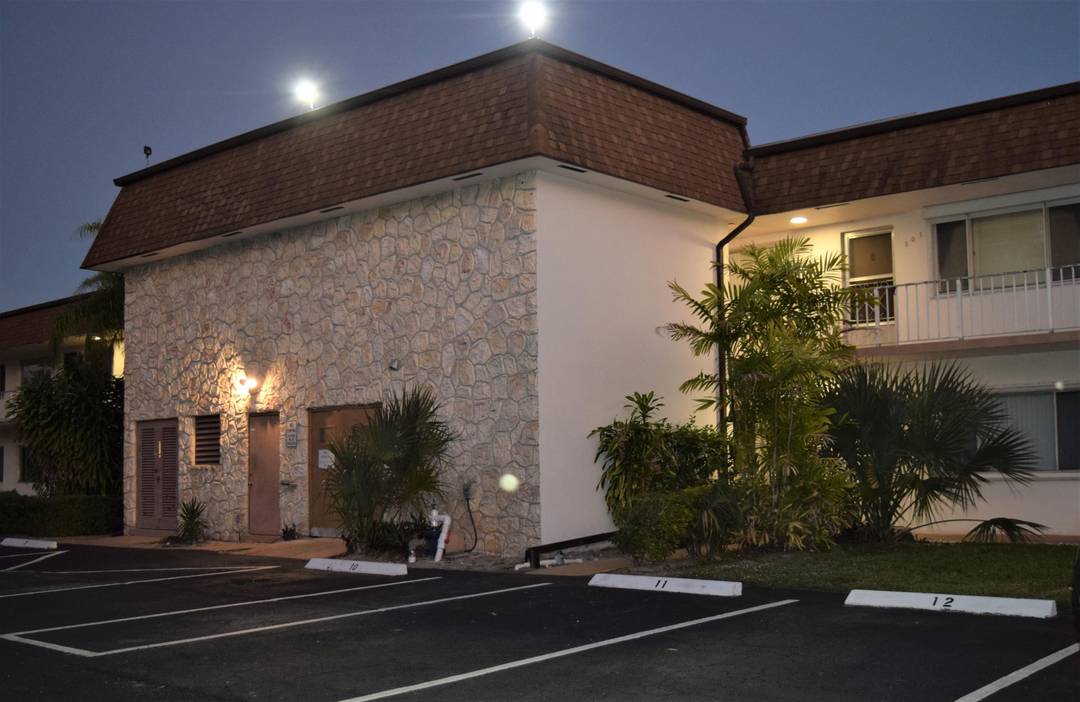 THIS IS AN ALL AGES COMMUNITY CLOSE TO I95, PALM BEACH STATE COLLEGE, AND JFK HOSPITAL.