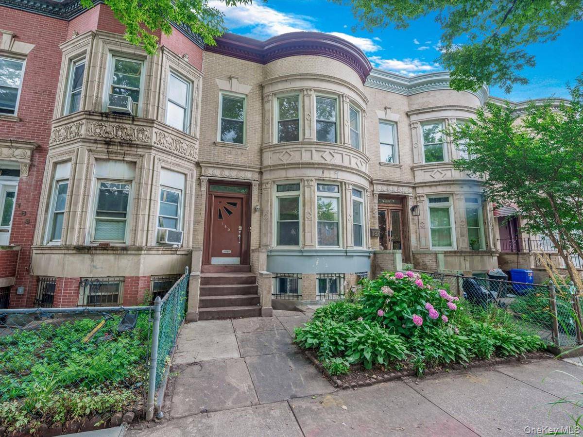 Welcome to this well maintained residence featuring a generous backyard, perfect for outdoor enjoyment and entertaining.