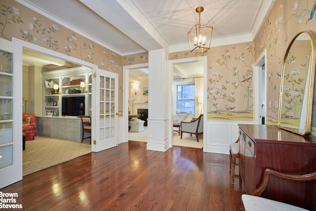 This elegant prewar Classic Six has been superbly renovated and is situated in one of Park Avenue's most prestigious white glove buildings.