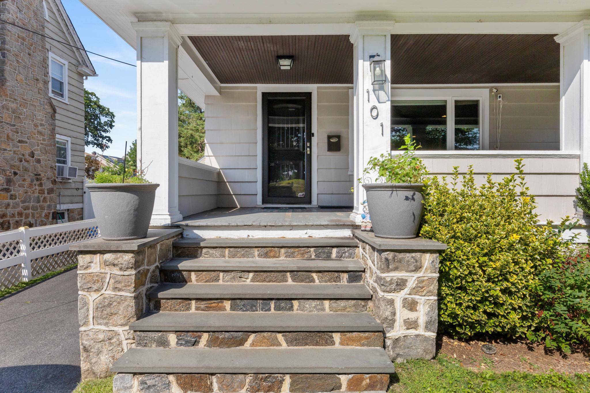 101 Lispenard Avenue Renovated Gem Between Larchmont amp ; New Rochelle Ideally located between New Rochelle and Larchmont train stations, and right across from a beautiful park, this fully renovated ...