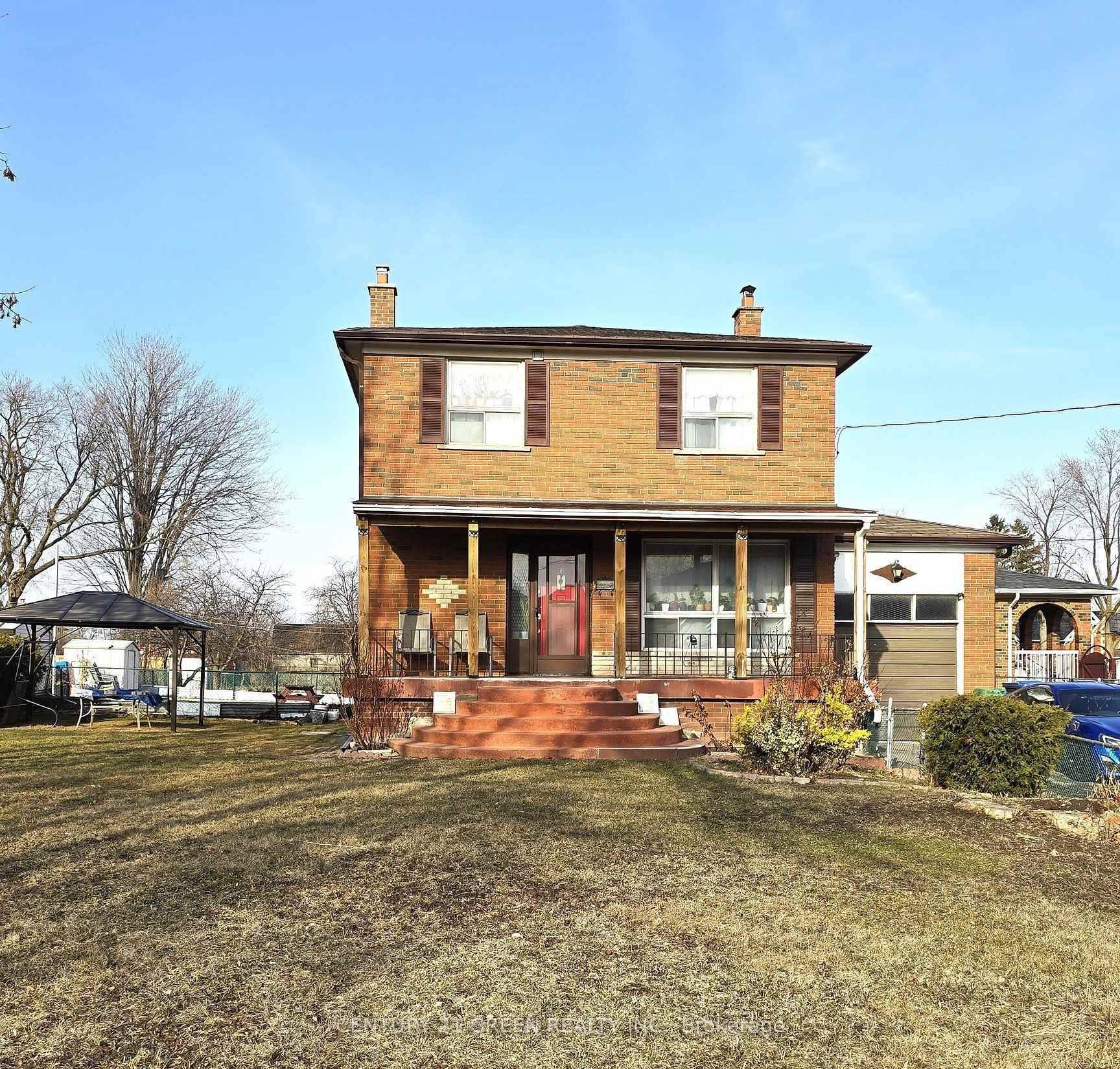 Bright amp ; Spacious Family Home on a Premium Lot !