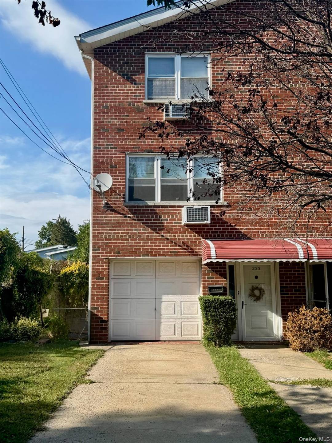 Welcome home to 223 Ditmars Street !