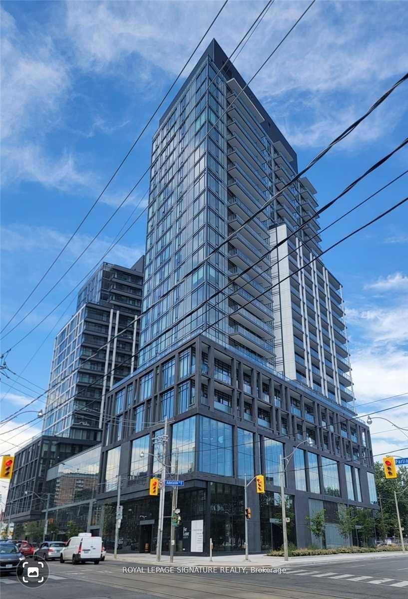 Sunny 1 Bedroom Plus Den South Facing Unobstructed Views Of The Lake And City.