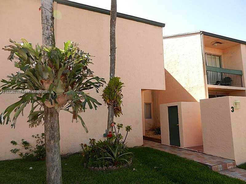 Large 3 2 condo townhouse in the heart of Fontainebleau, quiet neighborhood, close to Walmart, dolphin mall, airport, bank, school, 20 minutes to beaches.