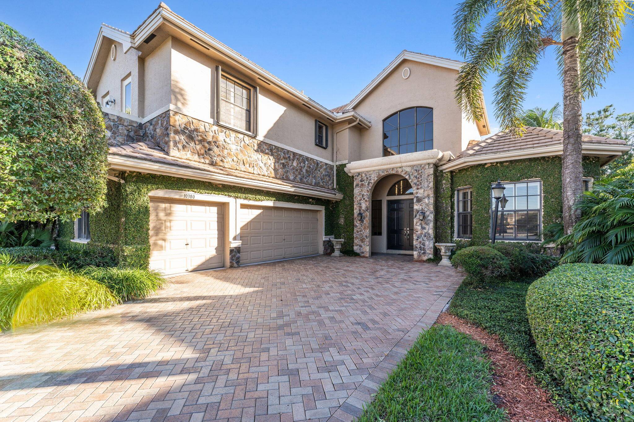 Welcome to the prestigious and top tier Versailles resort style community in Wellington !