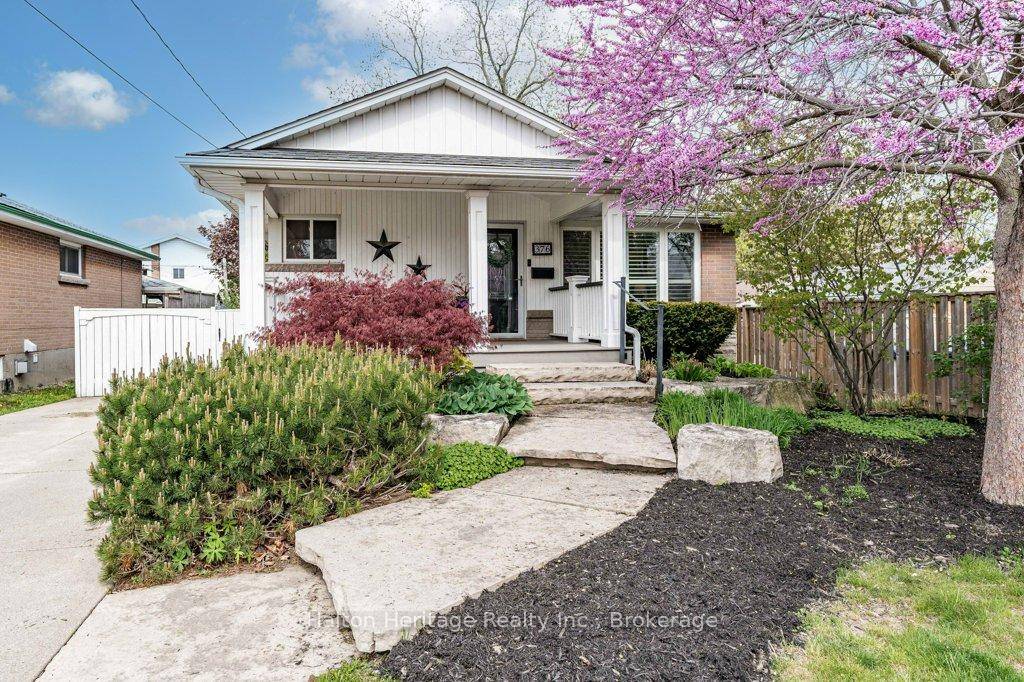 Welcome to this beautifully presented and meticulously maintained 3 bedroom bungalow that is ideally located in a highly desirable Central Mountain neighbourhood.