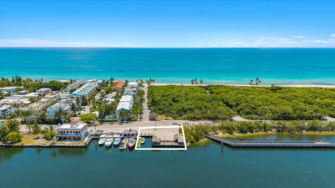 Private Dock for Rent Accommodates Vessels from 70 Feet, with direct ocean access and no fixed bridges, this dock is ideal for large motor yachts, catamarans, and commercial charter boats.