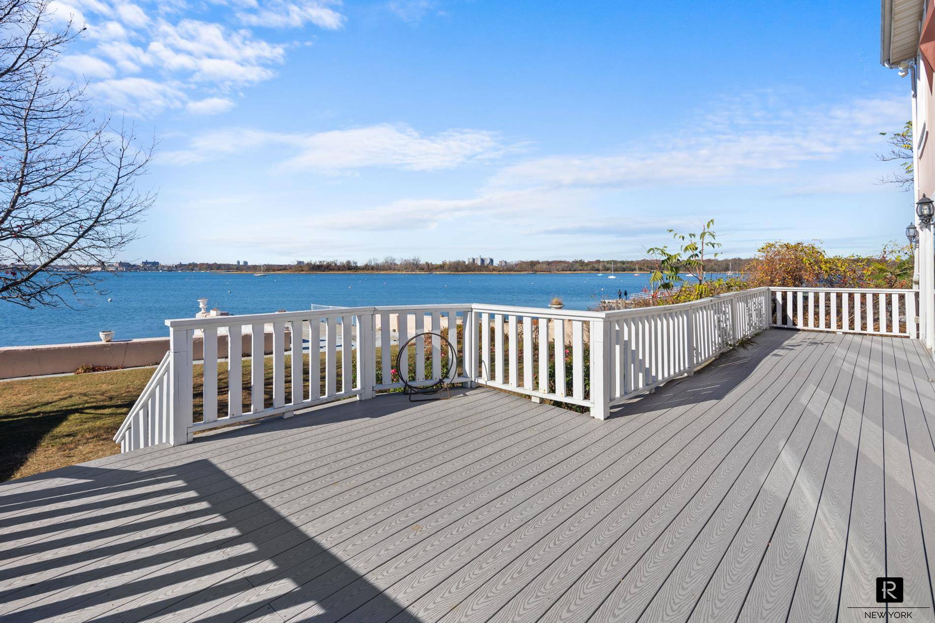 SPECTACULAR WATERFRONT PROPERTY 8 Tier Street is a rare and absolutely astounding waterfront property.