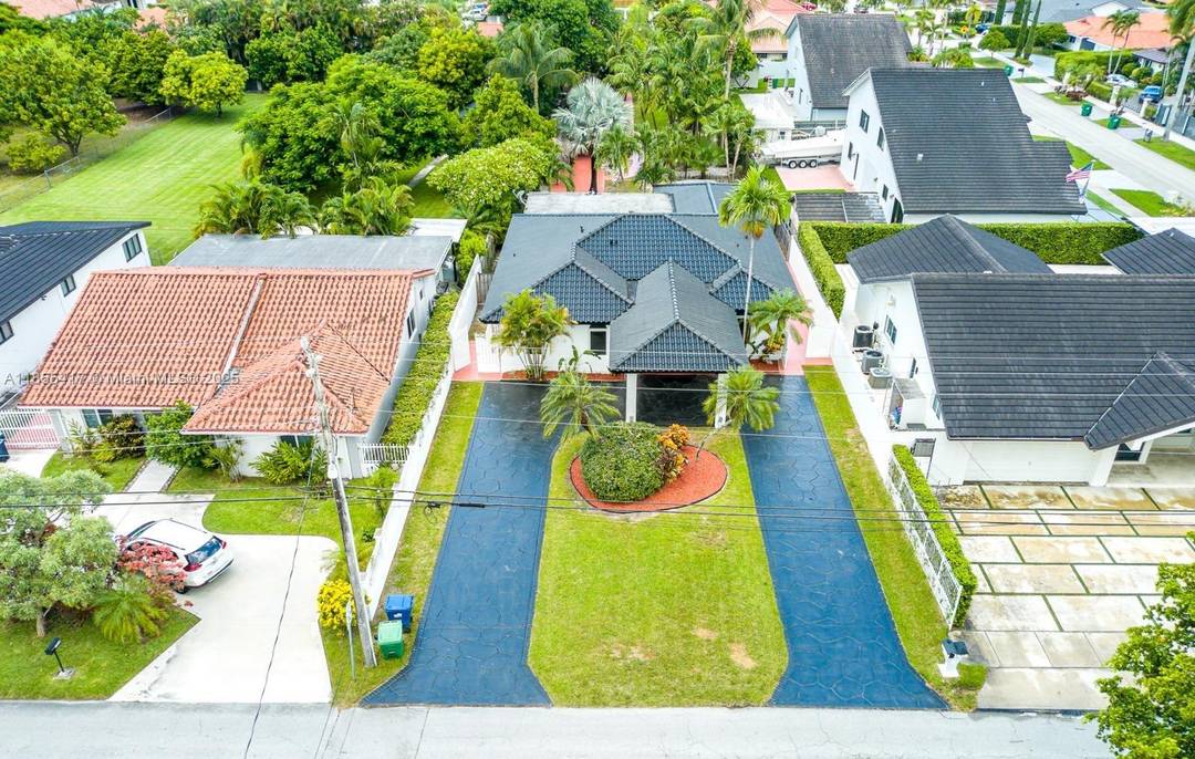 BEAUTIBEAUTIFULL HOUSE FOR SALE IN A GREAT LIVING AREA, this stunning single family home is the epitome of Location, and much more !