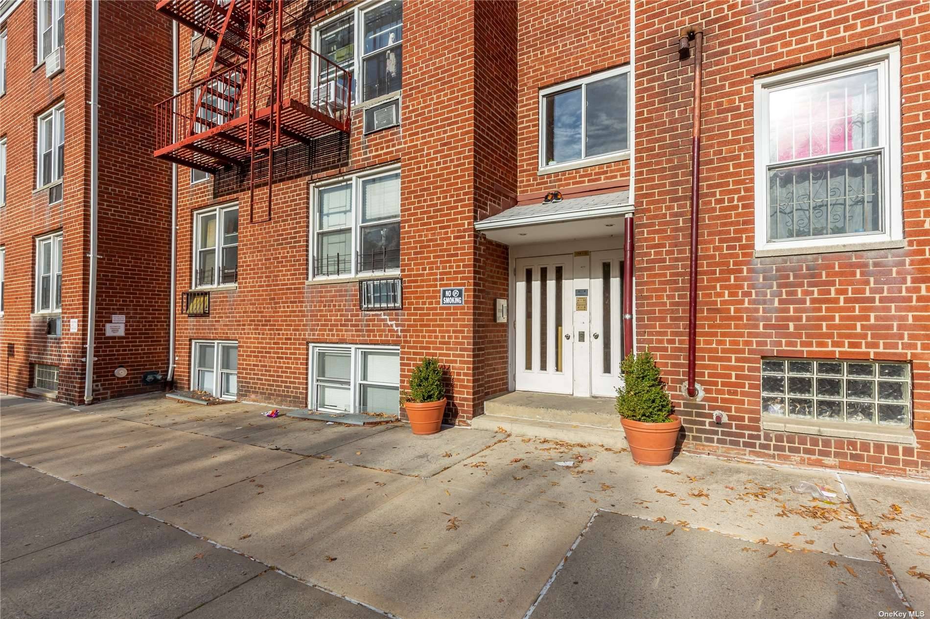 This sunny 2 bedroom is one of the larger units with gorgeous views of The Botanical Gardens.