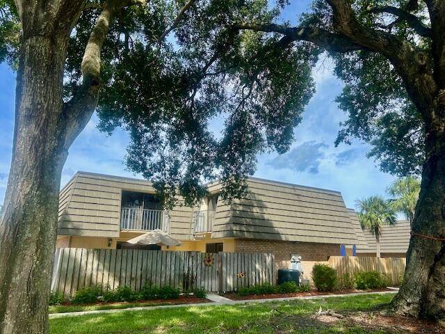 Fabulous 2 Bedroom, 2. 5 Bath townhome located in the heart of West Palm Beach !