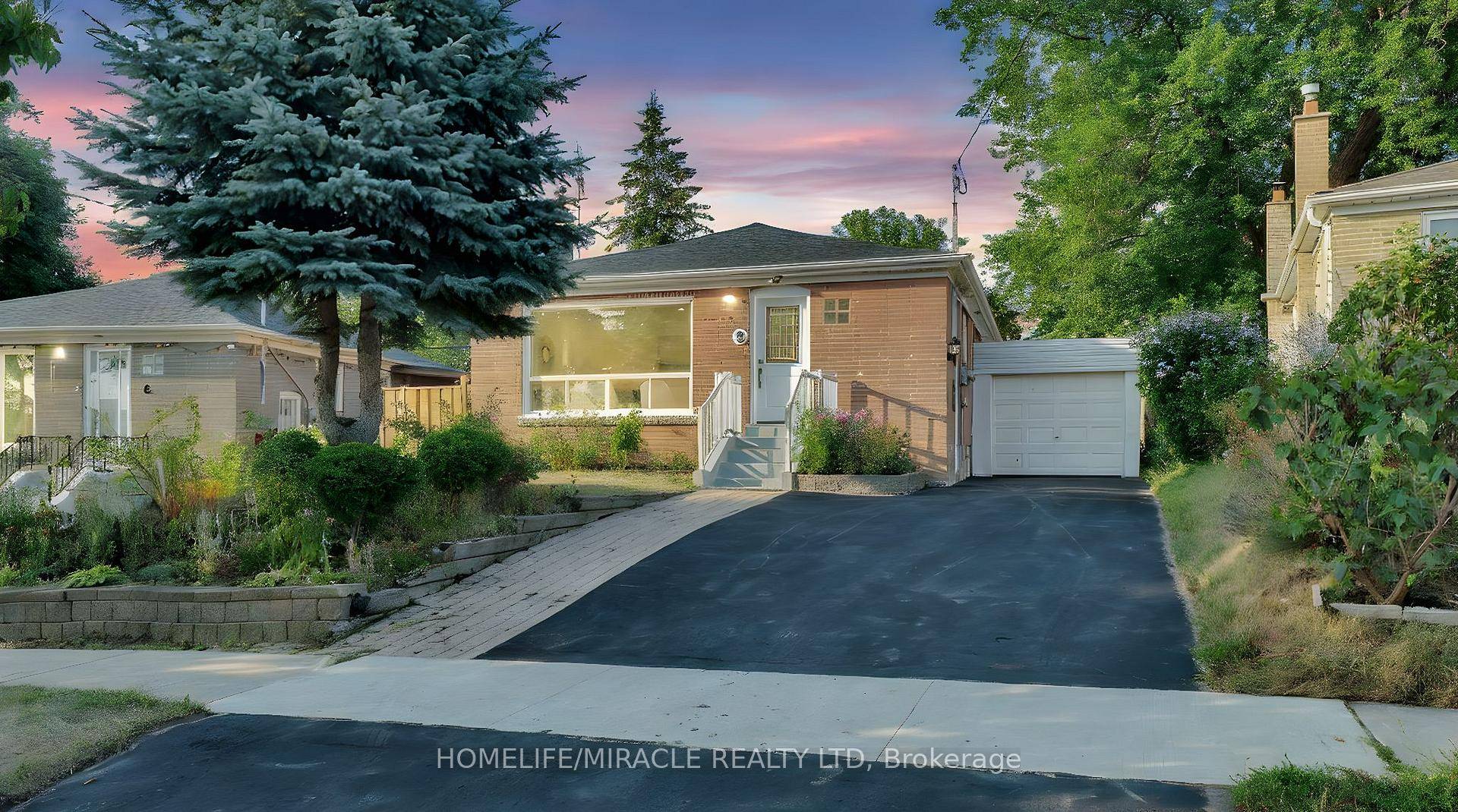 Welcome to 8 Hollyhedge Drive A fully renovated 3 3 bed, 3 full washrooms, 2 Kitchens house that has separate entrance to basement This exceptional property is an ideal choice ...