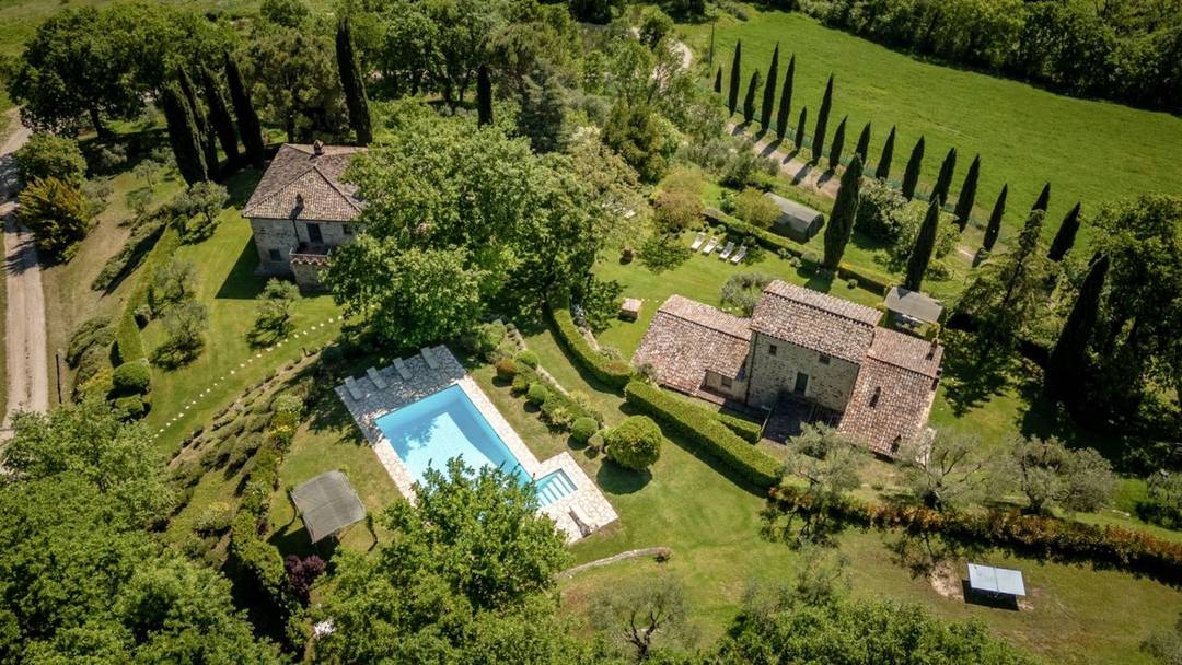 Elegant country house with outbuilding, heated swimming pool and private park between Tuscany and Umbria, set in a landscape of rare beauty.