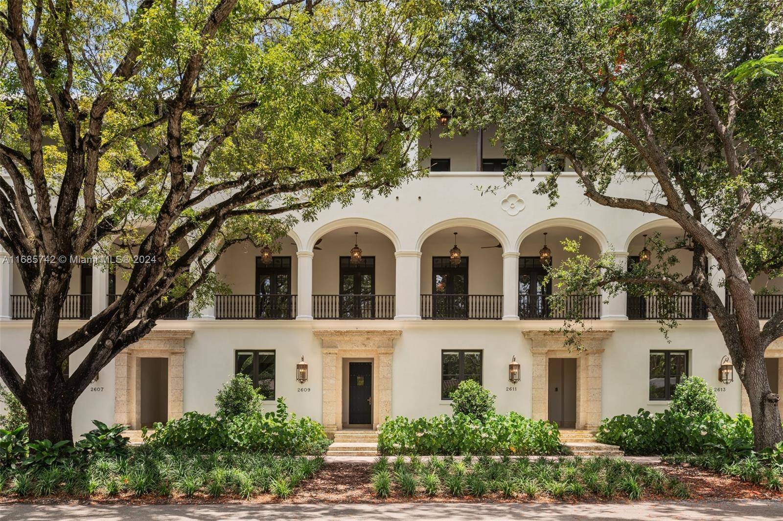 Named after the historical Biltmore neighborhood of Coral Gables where its located, Biltmore Row forms part of the exclusive Biltmore Square.