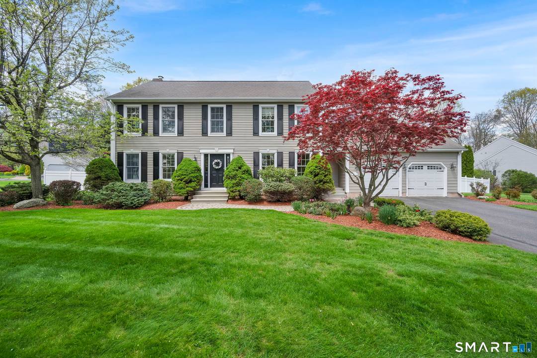 PHENOMENAL CUL DE SAC NEIGHBORHOOD LOCATION in sought after South Windsor for this 4 bed, 2 1 2 bath colonial style home.